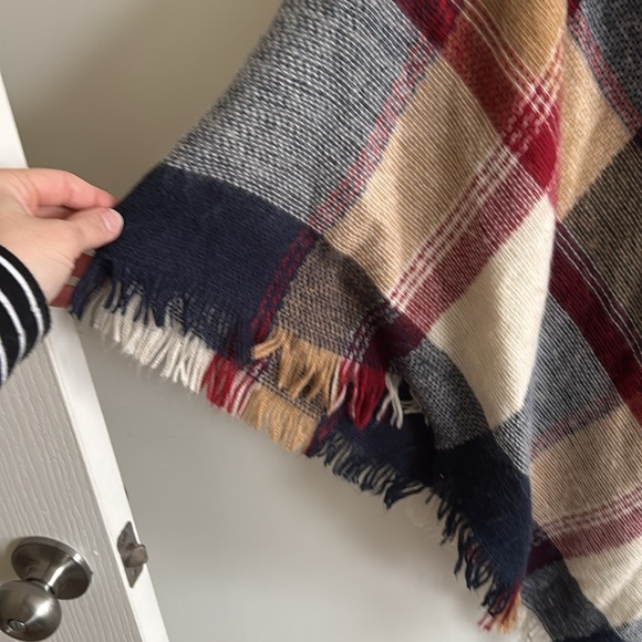 Modena NYC plaid knit soft fringe Shawl/Cape/poncho Women’s One Size NWOT - Picture 3 of 6